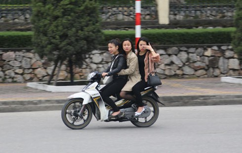 Xe máy đi quá 2 người bị phạt bao nhiêu? - ảnh 1