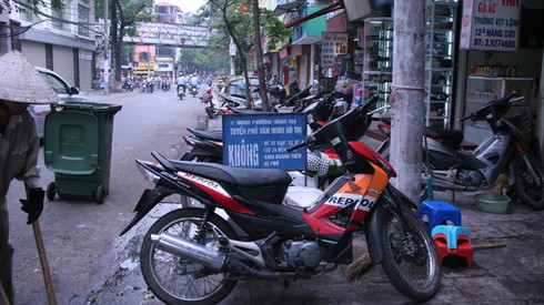 Sẽ cho phép thu phí sử dụng tạm thời lòng đường, hè phố - ảnh 1