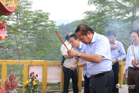 Bộ trưởng Trương Minh Tuấn thắp hương tưởng niệm liệt sĩ Mặt trận Vị Xuyên - ảnh 1