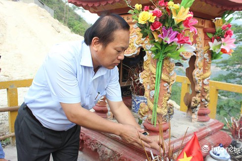 Bộ trưởng Trương Minh Tuấn thắp hương tưởng niệm liệt sĩ Mặt trận Vị Xuyên - ảnh 2