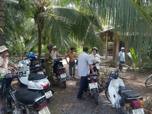 Khởi tố người vợ bóp