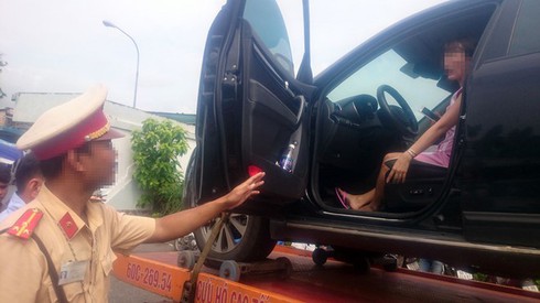 Vụ CSGT cẩu cả xe lẫn nữ tài xế: Việc khởi kiện là bình thường và văn minh! - ảnh 1