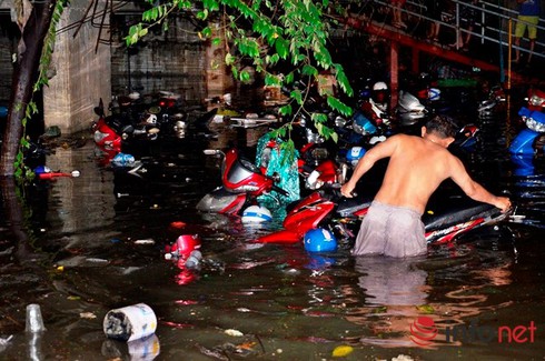 Hàng nghìn xe máy, ô tô chìm nghỉm ở bãi trông giữ xe: Ai bồi thường ai? - ảnh 1