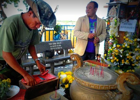 Sống, có nghĩa là chôn người chết và uống rượu - ảnh 2