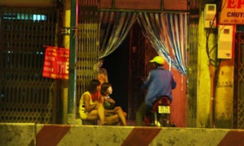 Cô gái bán hoa nhiễm HIV và mối tình cảm động với anh lái xe ôm - ảnh 1