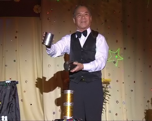 Nhà thơ mù làm xiếc quyên tiền giúp trẻ em nghèo - ảnh 1