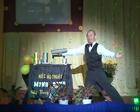 Nhà thơ mù làm xiếc quyên tiền giúp trẻ em nghèo - ảnh 3