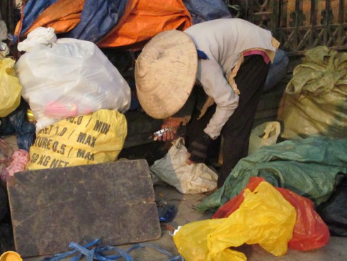 Những phụ nữ nghèo nhặt rác ở bến xe - ảnh 1