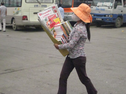 Những phụ nữ nghèo nhặt rác ở bến xe - ảnh 2