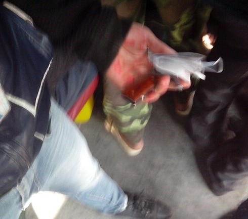 Nhân viên xe bus đánh thanh tra, hành khách sợ hãi - ảnh 1