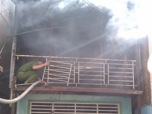 Ở nhà một mình, người tâm thần tự châm lửa gây họa - ảnh 1