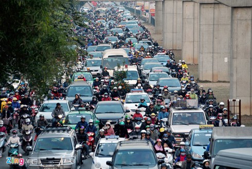 Đường phố Hà Nội kẹt cứng ngày cận Tết - ảnh 1