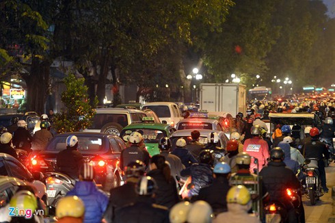 Đường phố Hà Nội kẹt cứng ngày cận Tết - ảnh 10