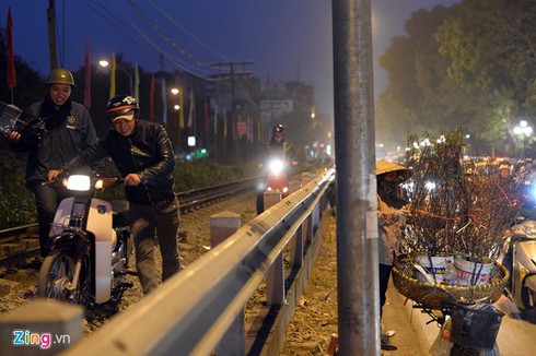 Đường phố Hà Nội kẹt cứng ngày cận Tết - ảnh 12