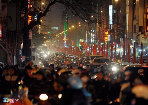 Đường phố Hà Nội kẹt cứng ngày cận Tết - ảnh 14