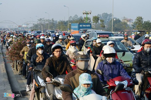 Đường phố Hà Nội kẹt cứng ngày cận Tết - ảnh 2
