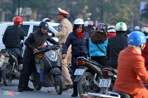 Đường phố Hà Nội kẹt cứng ngày cận Tết - ảnh 7