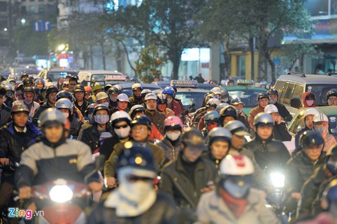 Đường phố Hà Nội kẹt cứng ngày cận Tết - ảnh 9