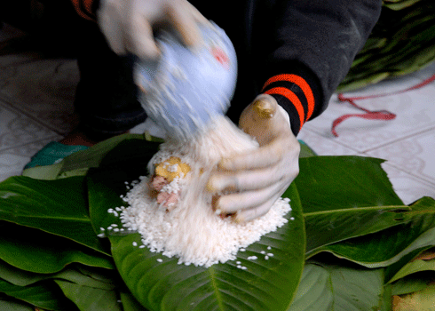 Clip cách gói bánh chưng không cần khuôn - ảnh 3