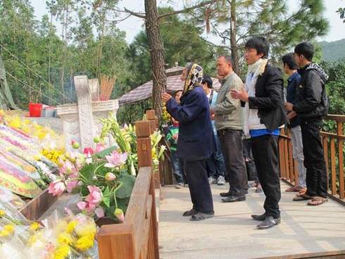 Người dân ùn ùn về viếng Đại tướng ngày cuối năm - ảnh 1