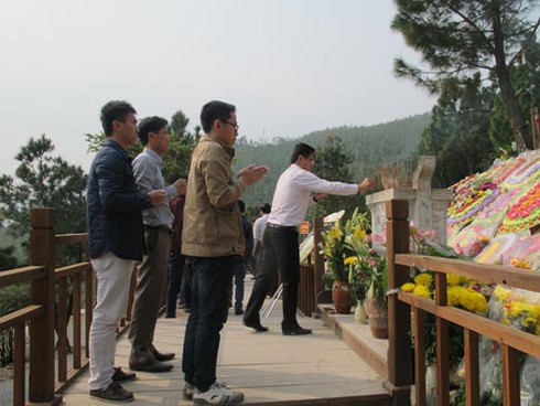 Người dân ùn ùn về viếng Đại tướng ngày cuối năm - ảnh 2