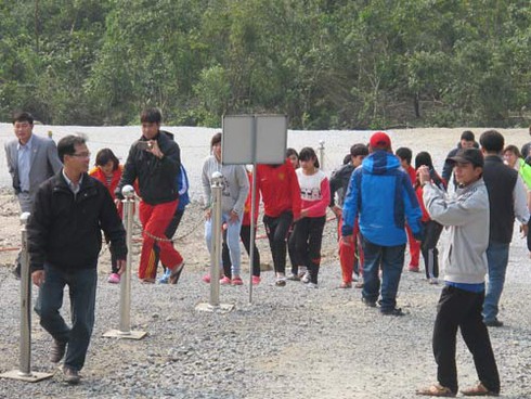 Người dân ùn ùn về viếng Đại tướng ngày cuối năm - ảnh 4