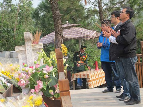 Người dân ùn ùn về viếng Đại tướng ngày cuối năm - ảnh 6