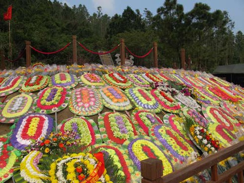 Người dân ùn ùn về viếng Đại tướng ngày cuối năm - ảnh 7