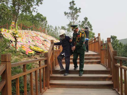 Người dân ùn ùn về viếng Đại tướng ngày cuối năm - ảnh 8