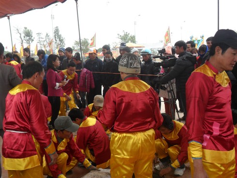 Chơi pháo đất ở đền Trần Thái Bình - ảnh 1