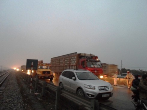 Hà Nam: Hai xe tải tông nhau, QL1A ách tắc nhiều giờ - ảnh 4