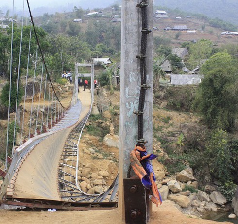 Bộ trưởng Thăng đề nghị khởi tố vụ án lật cầu treo Chu Va 6 - ảnh 1