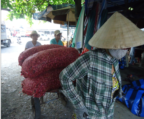 Nhọc nhằn đời nữ cửu vạn chợ Đông Ba - ảnh 2