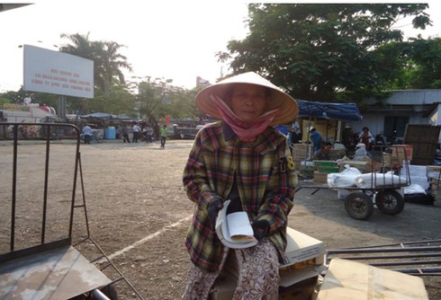 Nhọc nhằn đời nữ cửu vạn chợ Đông Ba - ảnh 1