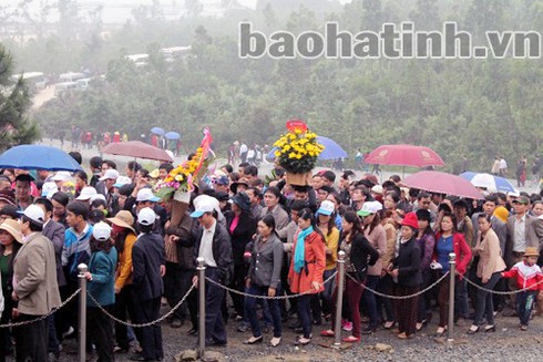 Cuối tuần, dòng người nườm nượp về Vũng Chùa viếng mộ Đại tướng - ảnh 2