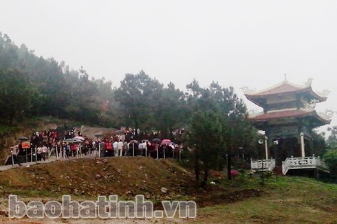 Cuối tuần, dòng người nườm nượp về Vũng Chùa viếng mộ Đại tướng - ảnh 4