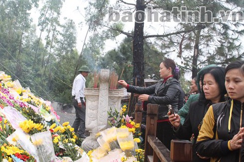 Cuối tuần, dòng người nườm nượp về Vũng Chùa viếng mộ Đại tướng - ảnh 6