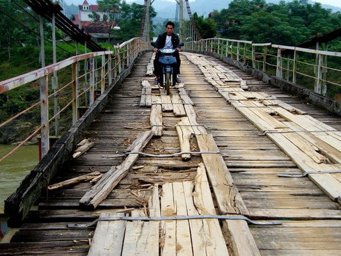 Cấm lưu thông qua 3 cầu treo xuống cấp ở Quảng Ngãi - ảnh 1