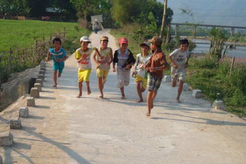 Những thầy cô góp tiền xây cầu cho làng - ảnh 1