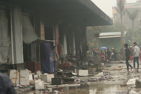Cháy chợ Phố Hiến: Tiểu thương khóc ròng vì bỗng chốc trắng tay - ảnh 1
