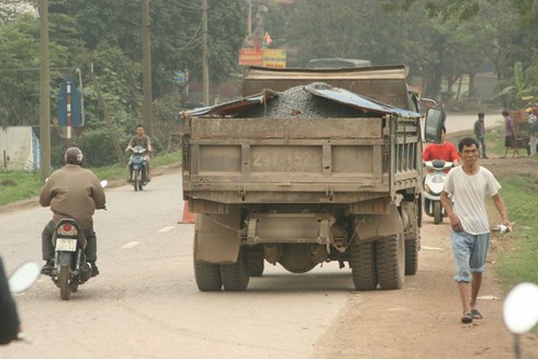 Va chạm xe máy, một người ngã xuống đường bị xe tải tông chết - ảnh 1