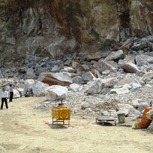 Thanh Hóa: Đá núi rơi, 3 người trọng thương, một xe máy bốc cháy - ảnh 1