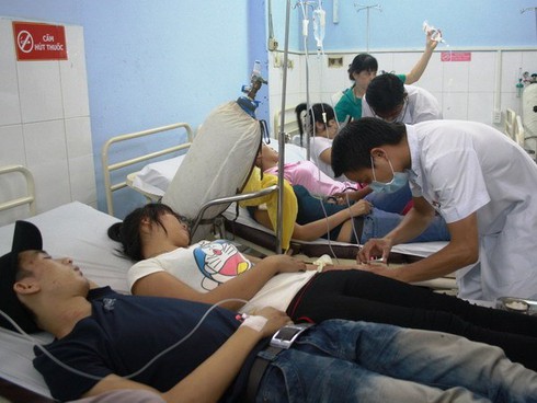 Ăn quà trước cổng trường, 14 học sinh phải nhập viện - ảnh 1