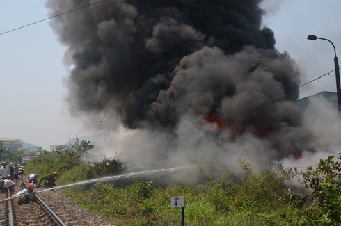 Đà Nẵng: Khu dân cư phát hoảng vì cháy kho lốp ô tô - ảnh 4