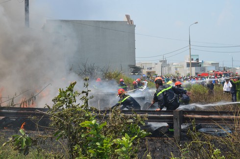 Đà Nẵng: Khu dân cư phát hoảng vì cháy kho lốp ô tô - ảnh 5