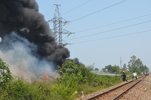 Đà Nẵng: Khu dân cư phát hoảng vì cháy kho lốp ô tô - ảnh 2