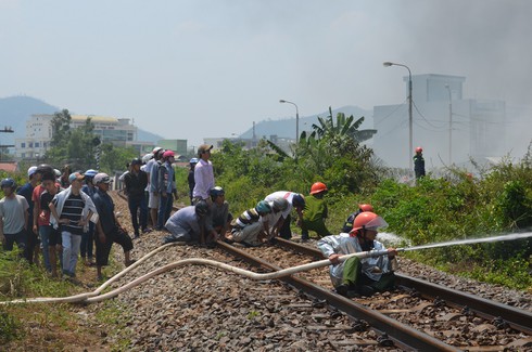 Đà Nẵng: Khu dân cư phát hoảng vì cháy kho lốp ô tô - ảnh 3