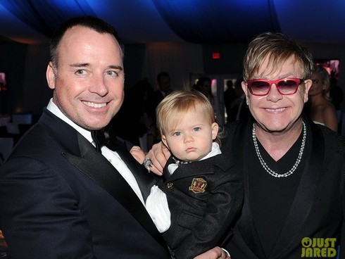 Elton John kết hôn với người bạn đời đồng tính lâu năm - ảnh 1