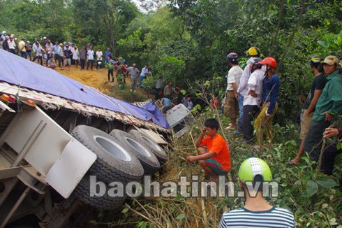 2 xe tải đấu đầu, 1 tài xế bị thương nặng - ảnh 1