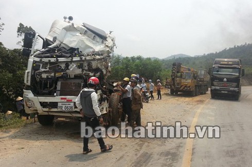 2 xe tải đấu đầu, 1 tài xế bị thương nặng - ảnh 2